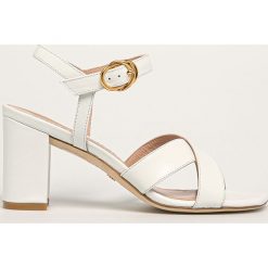 Stuart Weitzman - Sandały skórzane Analeigh. Białe sandały damskie Stuart Weitzman, bez wzorów, ze skóry, bez obcasa, na obcasie, na klamry. W wyprzedaży za 999,90 zł.