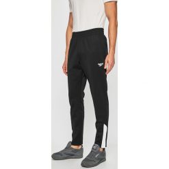 Reebok Classic - Spodnie. Czarne spodnie męskie Reebok Classic, na co dzień, s, bez wzorów, z bawełny, casualowe. W wyprzedaży za 199,90 zł.
