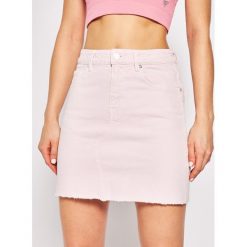 Spódnica jeansowa Guess W01D92 D3XX1. Różowe spódniczki damskie Guess, z aplikacjami, z bawełny. Za 369,00 zł.