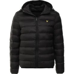 Lyle & Scott LIGHTWEIGHT PUFFER Kurtka przejściowa true black. Czarne kurtki męskie marki Lyle & Scott, xxl, bez wzorów, z nylonu, bez kaptura. Za 629,00 zł.