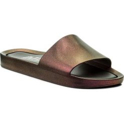 Klapki MELISSA - Beach Slide Shine Ad 32291 Iridescent Red. Czerwone klapki damskie Melissa, bez wzorów, z tworzywa sztucznego, bez obcasa. W wyprzedaży za 189,00 zł.