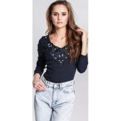 Granatowa Bluzka Discreetly. Niebieskie bluzki damskie marki other, s, bez wzorów, z dzianiny, bez kołnierzyka, z długim rękawem. Za 39,99 zł.