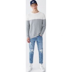 Jeansy slim comfort fit z przetarciami. Szare jeansy męskie relaxed fit marki Pull&Bear, z jeansu. Za 109,00 zł.