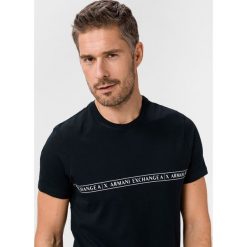 Armani Exchange Koszulka Niebieski. Niebieskie podkoszulki męskie Armani Exchange, xxl, z nadrukiem, z bawełny, bez kołnierzyka, z krótkim rękawem, krótkie. Za 157,95 zł.