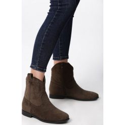 Zielone Kowbojki Hedgemoor. Zielone koturny damskie Born2be, z okrągłym noskiem, za kostkę, bez obcasa, na koturnie, na zamek. Za 139,99 zł.