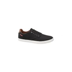 Czarne tenisówki męskie Jack + Jones na białej podeszwie. Czarne trampki męskie bez wzorów, z gumy, sportowe, bez zapięcia. Za 119,90 zł.