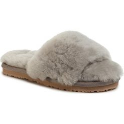 Klapki MOU - Sheepskin Fur Slide Slipper FW161001L Light. Szare klapki damskie Mou, bez wzorów, ze skóry, bez obcasa. Za 449,00 zł.