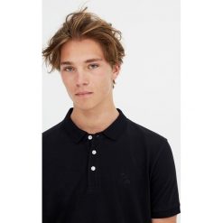 Polo z piki basic. Niebieskie koszulki męskie Pull&Bear, m, bez wzorów, polo, z krótkim rękawem, krótkie. Za 59,90 zł.