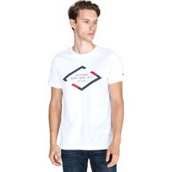 Tommy Hilfiger Koszulka Biały. Białe podkoszulki męskie TOMMY HILFIGER, s, z nadrukiem, z bawełny, z krótkim rękawem. Za 175,95 zł.