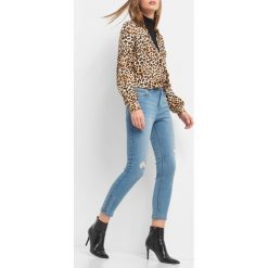 Jeansy z dziurami. Niebieskie jeansy damskie Orsay. Za 119,99 zł.