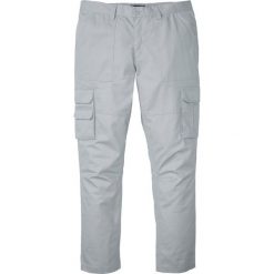 Spodnie "bojówki" z powłoką z teflonu Regular Fit Straight bonprix szary stalowy. Szare spodnie męskie bonprix, m, klasyczne. Za 109,99 zł.