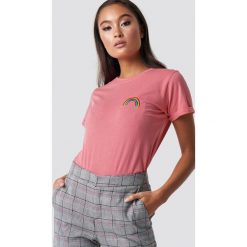 Sisters Point T-shirt Herm 19 - Pink. Różowe t-shirty damskie marki Sisters Point, z haftami, z okrągłym kołnierzem. W wyprzedaży za 40,47 zł.