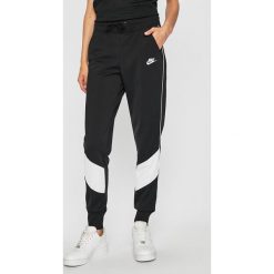 Nike Sportswear - Spodnie. Czarne spodnie damskie Nike Sportswear, s, bez wzorów, z elastanu, casualowe. W wyprzedaży za 179,90 zł.
