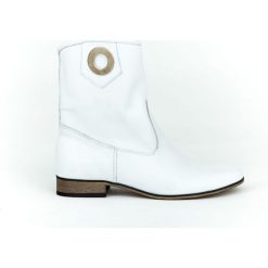 Wsuwane botki na płaskim spodzie - skóra naturalna - model 270 - kolor biały. Białe botki damskie Zapato, ze skóry, klasyczne, bez obcasa, na płaskiej podeszwie, bez zapięcia. W wyprzedaży za 319,20 zł.