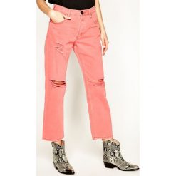 Jeansy Boyfriend One Teaspoon Truckers 23069. Różowe jeansy damskie One Teaspoon. W wyprzedaży za 389,00 zł.