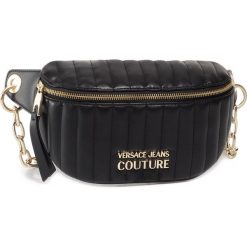 Saszetka nerka VERSACE JEANS COUTURE - E1VVBBQ5 71418 899. Czarne nerki damskie Versace Jeans Couture, bez wzorów, z jeansu, młodzieżowe, bez dodatków. W wyprzedaży za 489,00 zł.