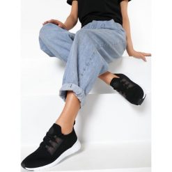 Czarne Buty Sportowe Delabelle. Czarne buty sportowe damskie Born2be, bez wzorów, sportowe. W wyprzedaży za 59,99 zł.