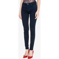 Guess Curve X Jegginsy Niebieski. Niebieskie jeansy damskie Guess. Za 447,95 zł.