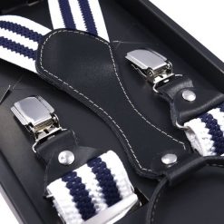 Białe szelki do spodni z granatowymi paskami SZ51. Białe szelki męskie . Za 43,20 zł.