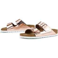 Birkenstock Arizona Soft Footbed 952093. Klapki damskie Birkenstock, w paski, ze skóry, bez obcasa. W wyprzedaży za 299,99 zł.