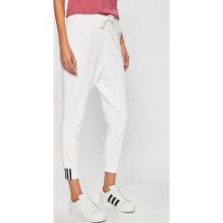 Adidas Originals - Spodnie. Białe spodnie damskie adidas Originals, s, bez wzorów, z elastanu, casualowe. W wyprzedaży za 179,90 zł.
