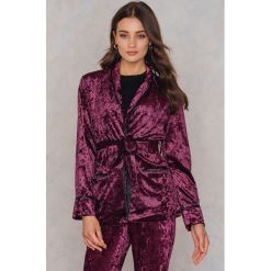 True Decadence Aksamitna marynarka z wiązaniem w talii - Purple. Fioletowe marynarki i żakiety damskie True Decadence, w paski, z jedwabiu, klasyczne. W wyprzedaży za 109,49 zł.