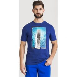 T-SHIRT Armani Exchange. Niebieskie t-shirty męskie xl, z nadrukiem, z bawełny, z okrągłym kołnierzem. Za 115,00 zł.
