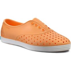 Półbuty NATIVE - Jericho Popstar Orange/Shell White. Pomarańczowe półbuty damskie Native, bez wzorów, z tworzywa sztucznego, bez obcasa, na płaskiej podeszwie, bez zapięcia. W wyprzedaży za 119,00 zł.