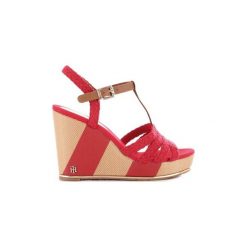 Sandały Tommy Hilfiger FW03934. Czerwone sandały damskie TOMMY HILFIGER, bez wzorów, bez obcasa, bez zapięcia. Za 409,26 zł.