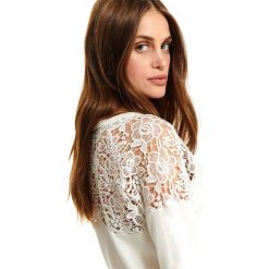 Sweter z koronką. Białe swetry damskie Top Secret, na zimę, w koronkowe wzory, z dzianiny, eleganckie, bez rękawów, bez kaptura. W wyprzedaży za 59,99 zł.