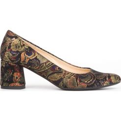 Czółenka na klocku - skóra naturalna - model 1368 - kolor złota mozaika. Żółte czółenka damskie Zapato, bez wzorów, ze skóry, bez obcasa. W wyprzedaży za 255,20 zł.
