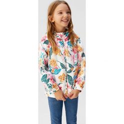 Mango Kids - Kurtka przeciwdeszczowa dziecięca Centen 110-164 cm. Białe kurtki dziewczęce Mango Kids, bez wzorów, z bawełny, krótkie, z kapturem. Za 79,90 zł.