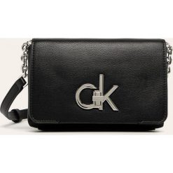Calvin Klein - Torebka. Czarne listonoszki damskie Calvin Klein, w paski, ze skóry ekologicznej, na ramię, małe, z aplikacjami. W wyprzedaży za 429,90 zł.