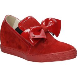 Sneakersy na koturnie z kokardą Casu 1973. Czerwone sneakersy damskie Casu. Za 149,99 zł.