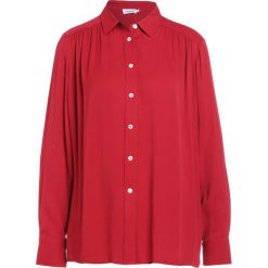 Filippa K FEMININE Koszula rouge. Czerwone tuniki damskie marki Filippa K, l, bez wzorów, z wiskozy, bez kołnierzyka, bez rękawów. W wyprzedaży za 359,55 zł.