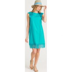 SUKIENKA Twinset. Niebieskie sukienki damskie Twinset, w koronkowe wzory, z elastanu, z okrągłym kołnierzem, mini, proste. Za 340,00 zł.
