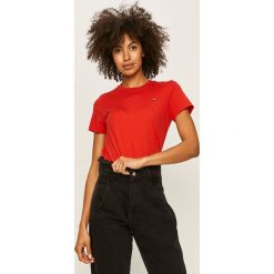 Levi's - T-shirt. Czerwone bluzki damskie Levi's®, s, bez wzorów, z bawełny, z okrągłym kołnierzem. W wyprzedaży za 79,90 zł.