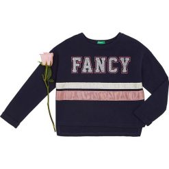 Bluza w kolorze granatowo-różowym. Różowe bluzy niemowlęce Benetton Kids, w paski, bez rękawów, bez kaptura. W wyprzedaży za 35,95 zł.