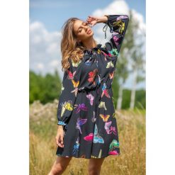 Sukienka F744 czarny. Czarne sukienki damskie Tagless, na imprezę, s, bez wzorów, z tkaniny, bez kołnierzyka, bez rękawów. Za 161,50 zł.