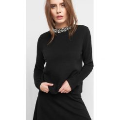 Koszulka z perłami. Czarne t-shirty damskie marki Orsay, xs, z bawełny, z okrągłym kołnierzem, z długim rękawem. Za 69,99 zł.