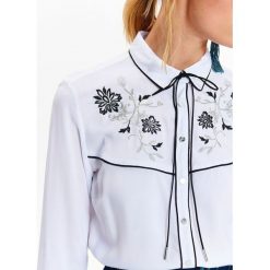 KOSZULA DAMSKA Z HAFTEM. Białe koszule damskie Top Secret, na co dzień, na lato, z haftami, eleganckie, z kontrastowym kołnierzykiem, bez rękawów. W wyprzedaży za 69,99 zł.
