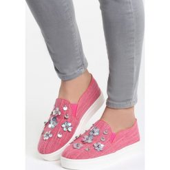Różowe Slip On Hirie. Różowe trampki damskie slip on marki Born2be, z aplikacjami. Za 39,99 zł.