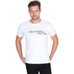 Trussardi Jeans Koszulka Biały. Białe t-shirty damskie Trussardi Jeans, m, z nadrukiem, z bawełny, bez kołnierzyka, z krótkim rękawem, krótkie. Za 209,95 zł.