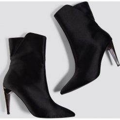 NA-KD Shoes Satynowe botki na metalowym obcasie - Black. Czarne botki damskie NA-KD Shoes, z satyny, za kostkę, bez obcasa, na zamek. Za 161,95 zł.