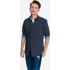 KOSZULA MĘSKA SLIM Z NADRUKIEM I KOŁNIERZEM TYPU SMALL KENT. Szare koszule męskie Top Secret, na lato, m, z nadrukiem, z bawełny, eleganckie, z klasycznym kołnierzykiem, bez rękawów. W wyprzedaży za 39,99 zł.