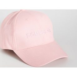 Czapka z napisem - Różowy. Różowe czapki damskie Sinsay, z napisami. Za 14,99 zł.
