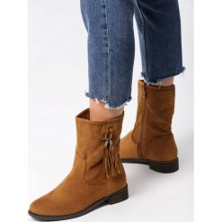 Camelowe Botki Campanula. Brązowe botki damskie Born2be, na jesień, bez obcasa, na płaskiej podeszwie, na zamek. Za 119,99 zł.
