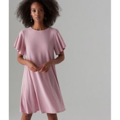 Trapezowa sukienka oversize - Różowy. Różowe sukienki damskie Mohito, s, bez wzorów, bez kołnierzyka, bez rękawów, trapezowe. Za 99,99 zł.