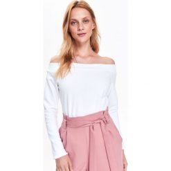 BIAŁA BLUZKA DZIANINOWA COLD SHOULDER. Białe bluzki damskie Top Secret, bez wzorów, z bawełny, eleganckie, bez kołnierzyka. W wyprzedaży za 29,99 zł.