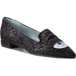 Lordsy CHIARA FERRAGNI - 18AI-CF2015 Black. Czarne mokasyny damskie marki Chiara Ferragni, ze skóry, ze szpiczastym noskiem, na obcasie. W wyprzedaży za 699,00 zł.